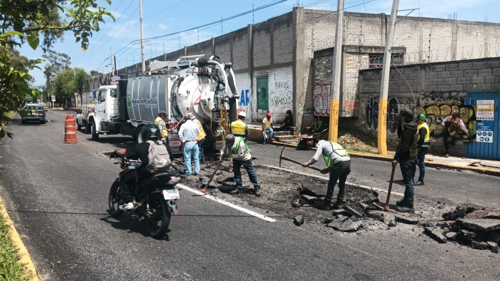 Basura acumulada habría provocado colapso del drenaje en la Diagonal Defensores; Agua de Puebla analiza reparación