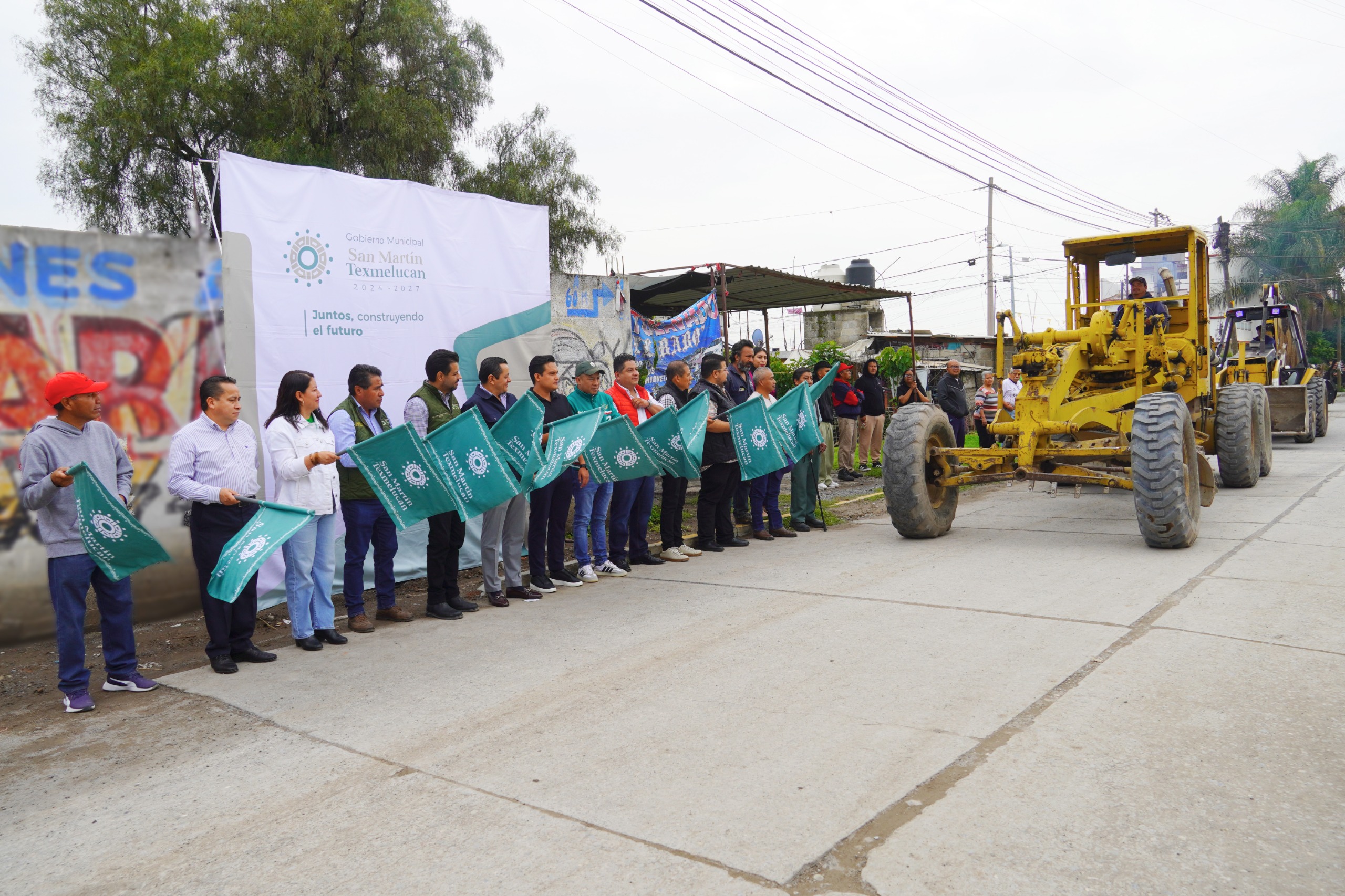 LA TRANSFORMACIÓN URBANA SIGUE EN TEXMELUCAN: ALCALDE JUAN MANUEL ALONSO INICIA PAVIMENTACIÓN DE CALLE EN ATOYATENCO