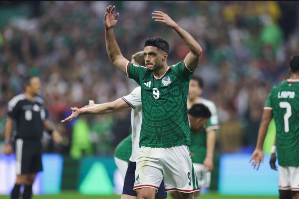 Aunque no le alcanza, evoluciona México