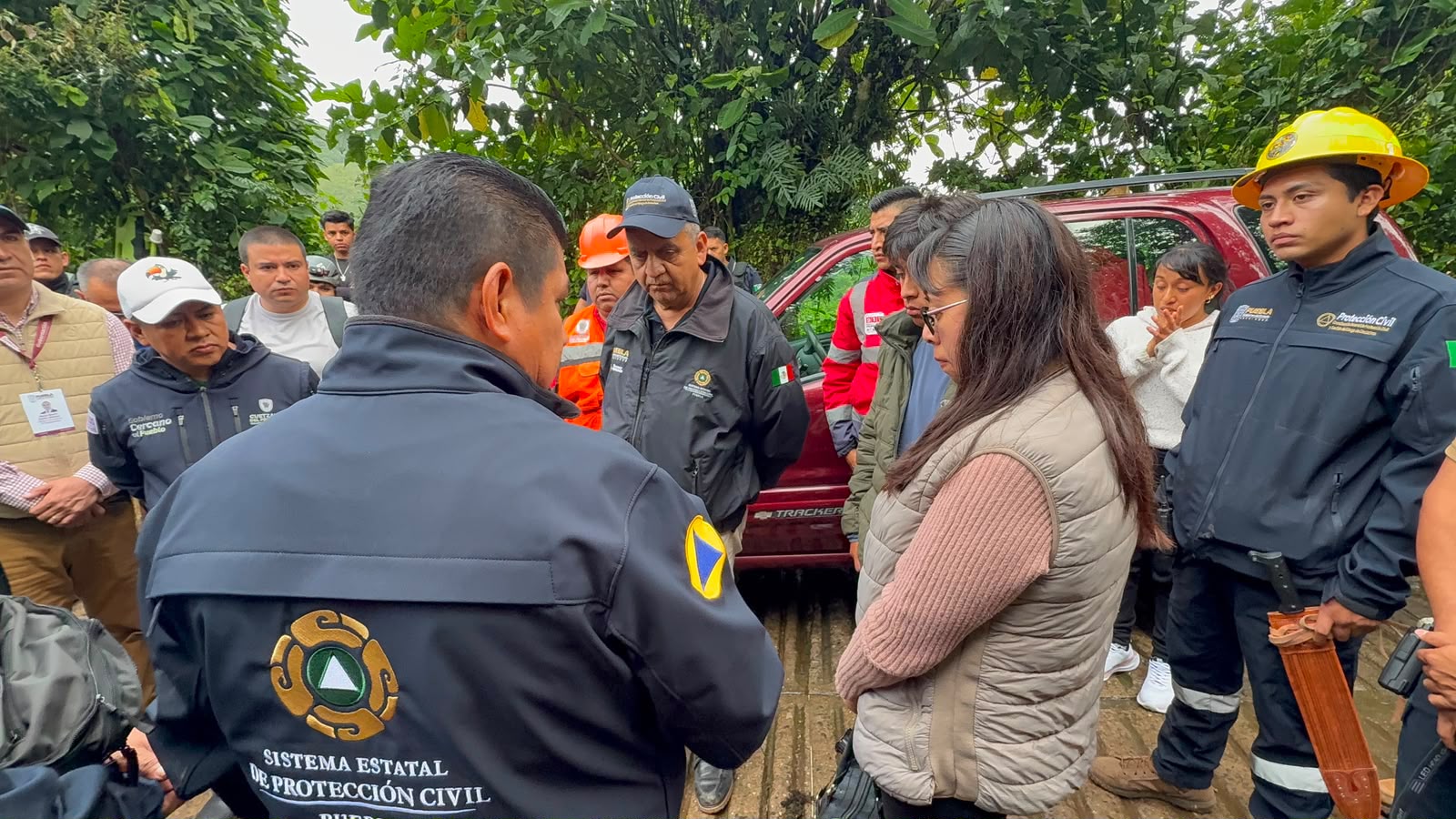 Protección Civil refuerza labores de rescate de familia atrapada en gruta de Cuetzalan