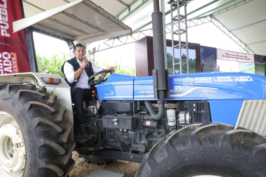 GOBIERNO ESTATAL ACELERA LA REVOLUCIÓN DEL CAMPO CON APOYOS, MAQUINARIA Y OBRA COMUNITARIA