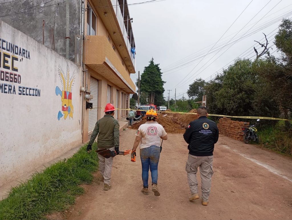 Protección Civil rescata a trabajadores tras derrumbe en Zacatlán