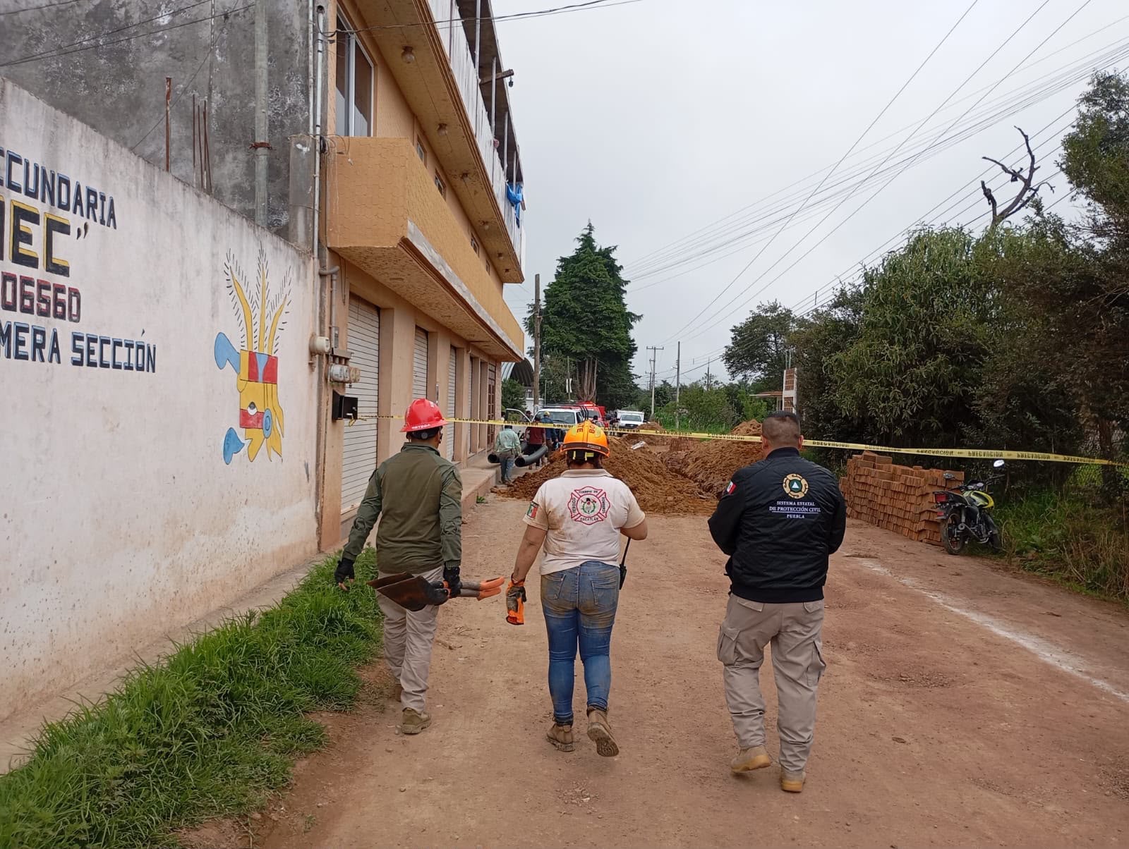 Protección Civil rescata a trabajadores tras derrumbe en Zacatlán