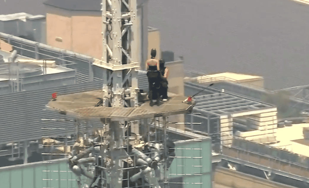 Pareja escala el Empire State Building, despliega mensaje de paz y termina detenida tras propuesta de matrimonio