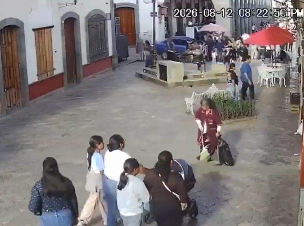 Auto arrolla a varias personas en pleno centro de Zacatlán; conductor es detenido