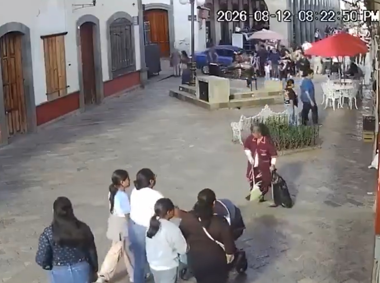 Auto arrolla a varias personas en pleno centro de Zacatlán; conductor es detenido