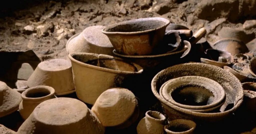 INAH descubre cueva ceremonial zoque con 179 piezas prehispánicas en Chiapas