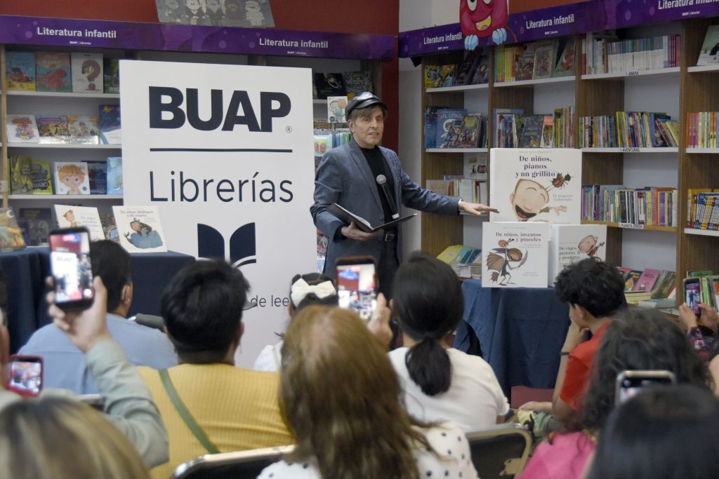 Presenta Mario Iván Martínez colección de cuentos infantiles en la Librería CCU