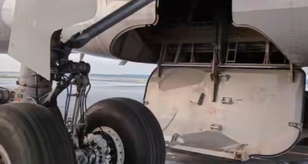 Hallan cuerpo de un joven en el tren de aterrizaje de un avión en Malasia
