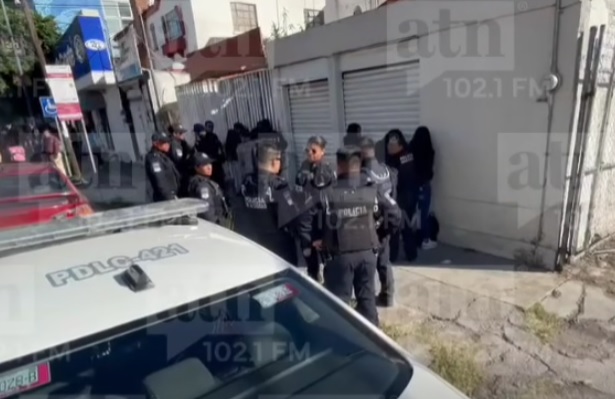 Detienen a seis presuntos carteristas en inmediaciones de la 31 Poniente y 13 Sur, frente a Medicina de la BUAP; operarían en la Ruta 10