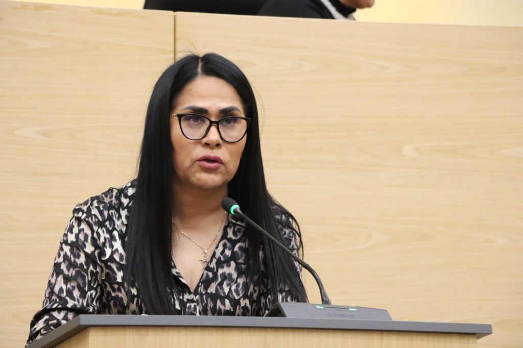 Propone Fedrha Suriano prohibiciones y límites para la fijación, construcción y colocación de anuncios