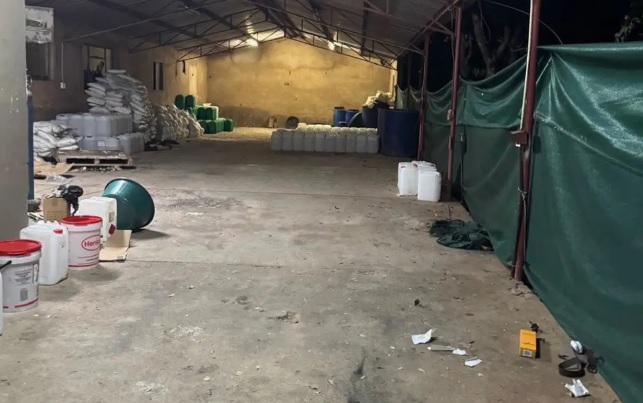 Detienen a dos mexicanos en Sudáfrica durante operativo contra presunto laboratorio de metanfetamina