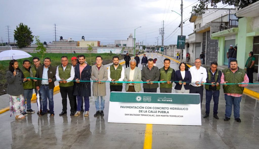 ALCALDE JUAN MANUEL ALONSO ENCABEZA INAUGURACIÓN DE PAVIMENTACIÓN CON CONCRETO DE LA CALLE PUEBLA EN TEMAXCALAC