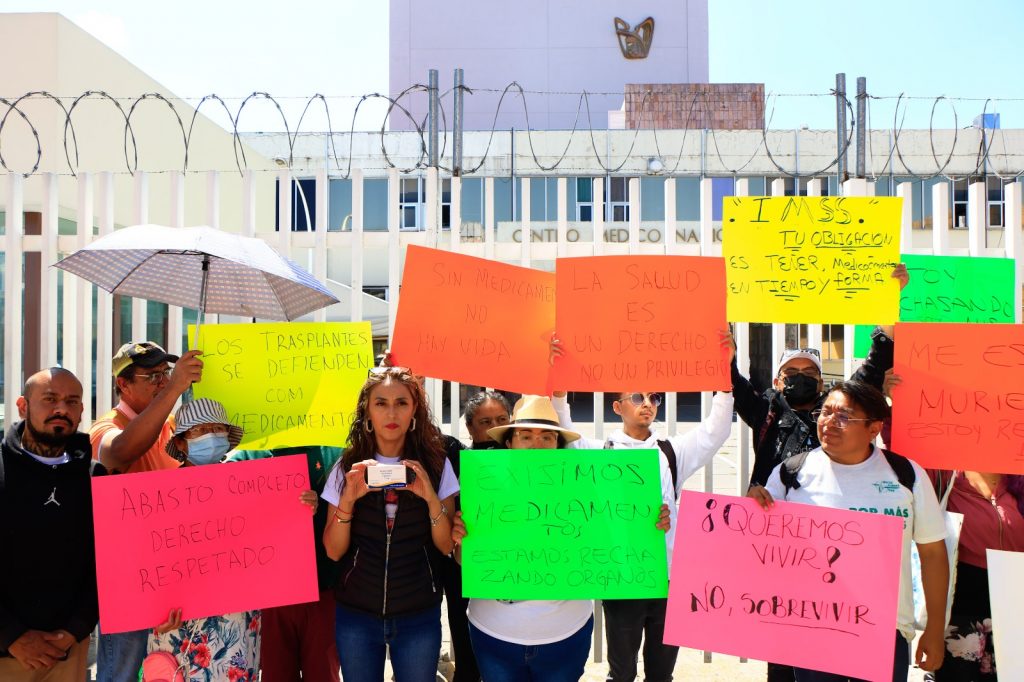Pacientes trasplantados protestan por desabasto de medicamentos en el IMSS San José