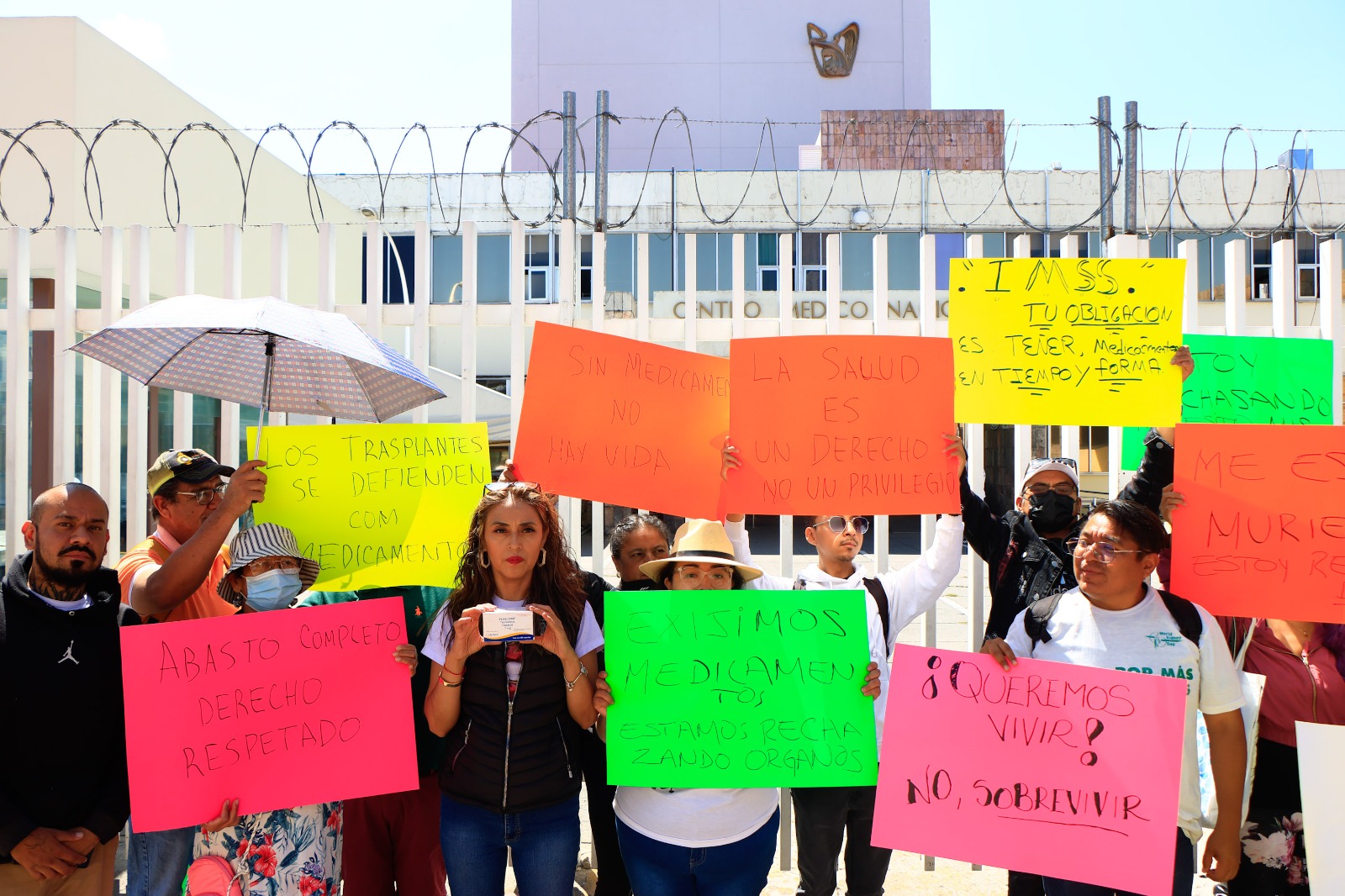 Pacientes trasplantados protestan por desabasto de medicamentos en el IMSS San José