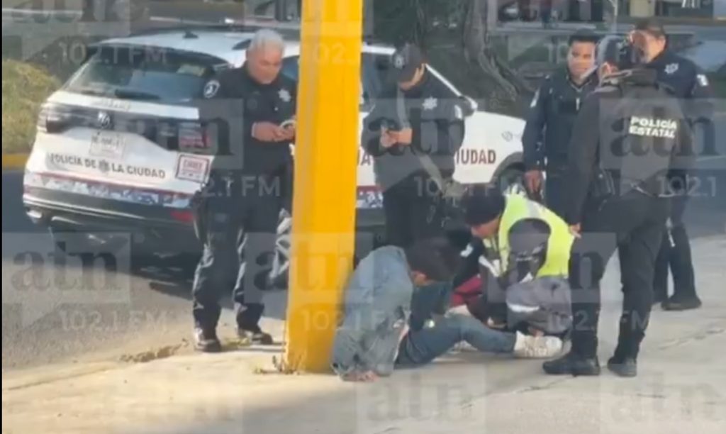 Joven cae de ciclovía elevada en Hermanos Serdán; resulta con fracturas