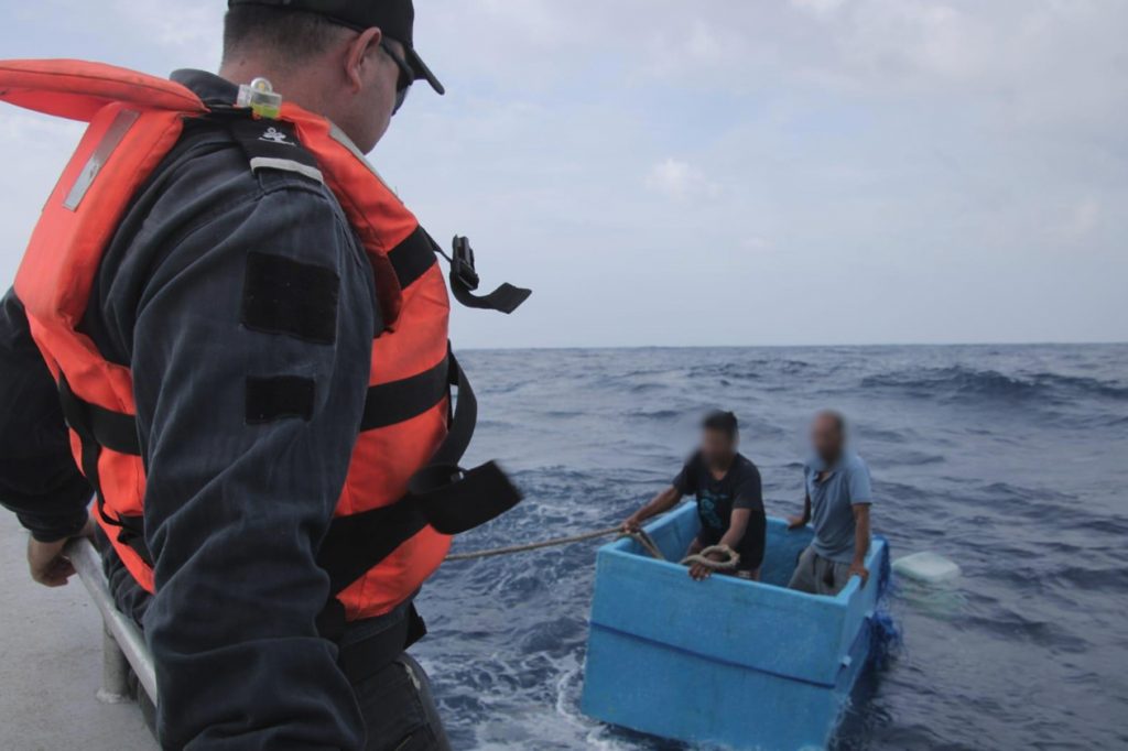 Personal de la Armada de México rescata a dos pescadores que se encontraban en aguas del Pacífico a más de 240 kilómetros de la costa del estado de Chiapas