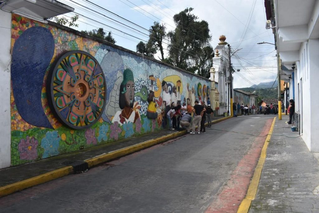 Participa diputado Miguel Márquez en faena comunitaria para transformar calles de Huauchinango