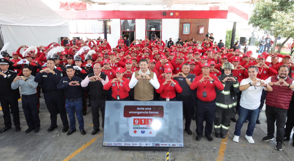 Con vivienda y equipamiento, Gobierno Estatal reconoce entrega heroica de bomberos  