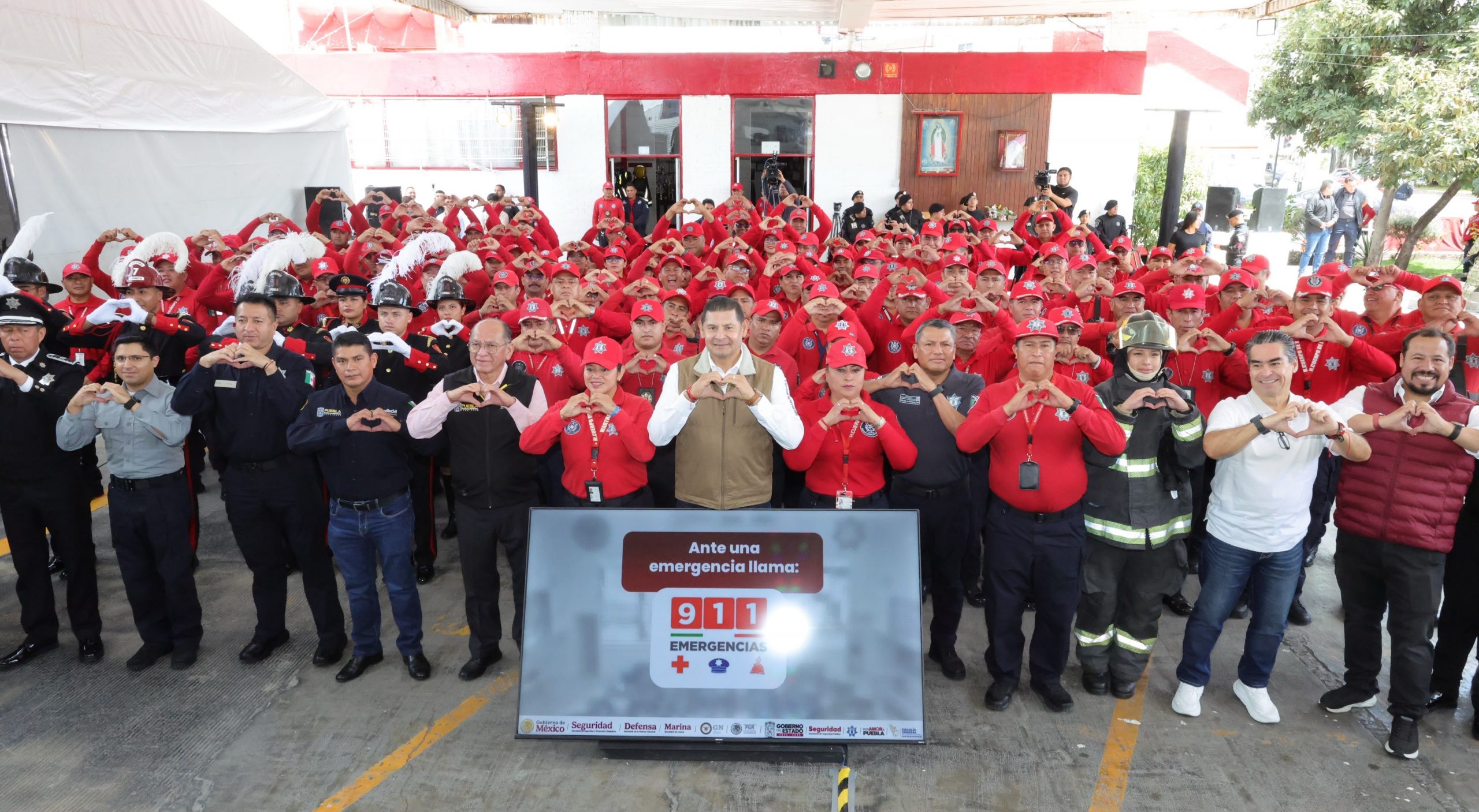 Con vivienda y equipamiento, Gobierno Estatal reconoce entrega heroica de bomberos  