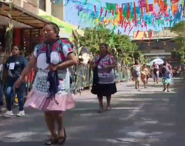 Con tenates al hombro y orgullo en el pecho: mujeres de Coapan corren por su tradición en la Carrera de la Tortilla