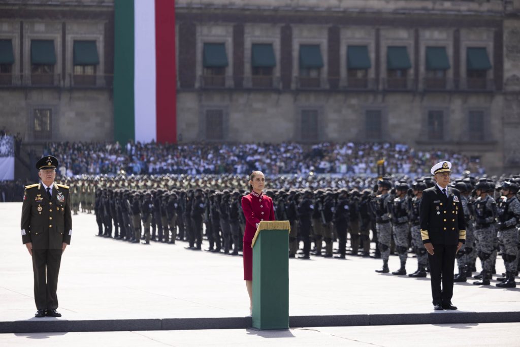 México no será colonia ni protectorado de nadie; no se doblega, no se arrodilla y nunca se vende: presidenta en Desfile Cívico Militar