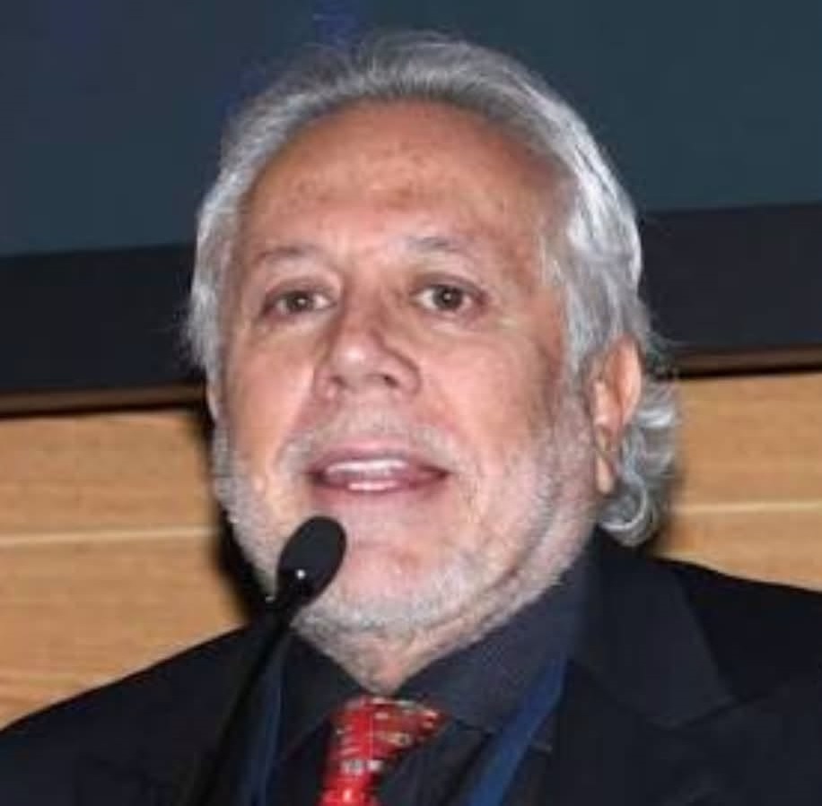 Luis de Llano queda libre tras cumplir arresto; policías lo escoltan para evitar a la prensa