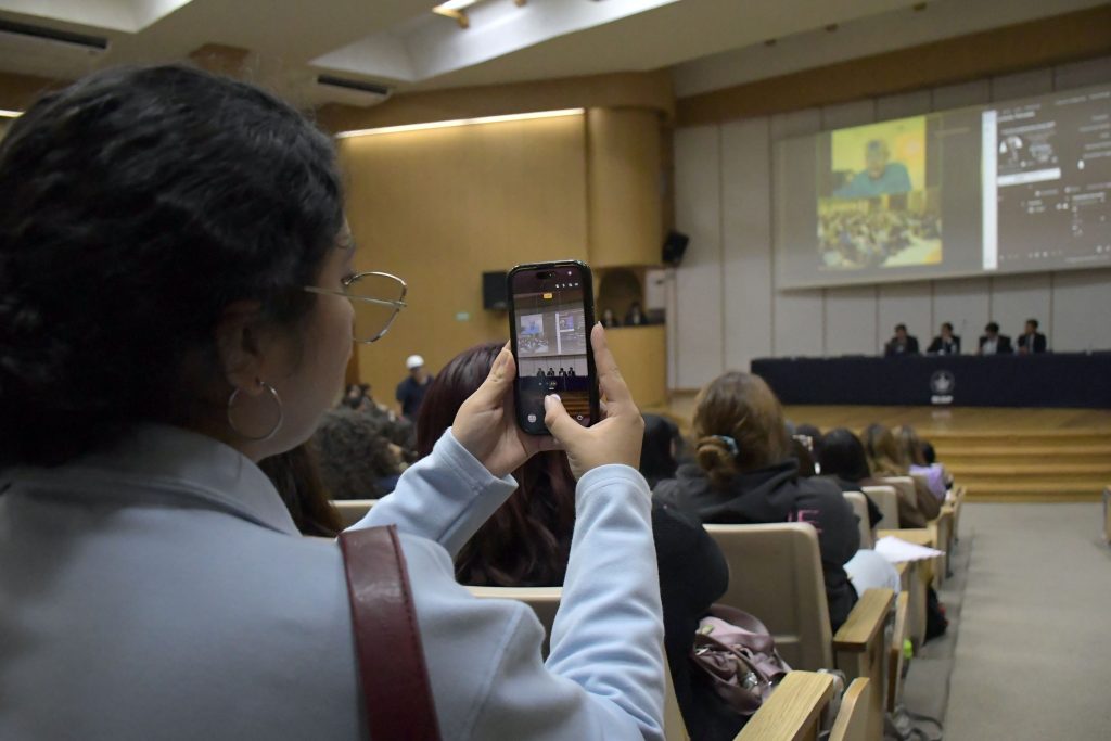 Dicta conferencia magistral el politólogo Robert Keohane a estudiantes de la BUAP
