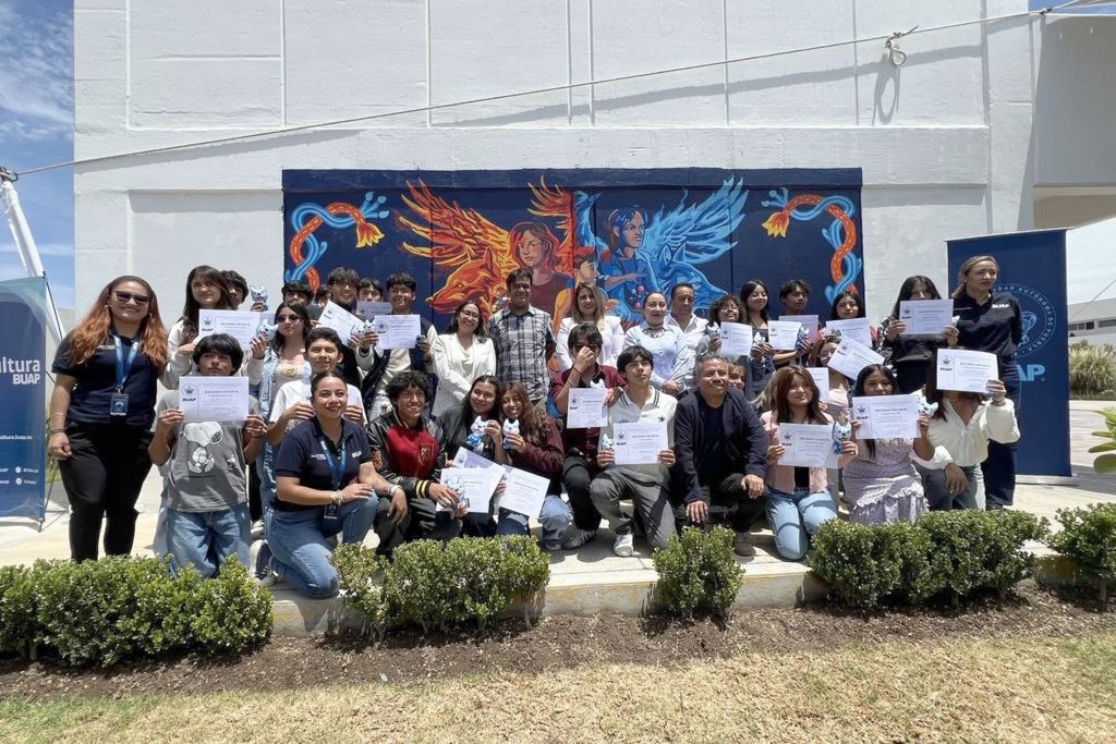 Plasman estudiantes BUAP su talento y creatividad en mural de la preparatoria de Tepeaca
