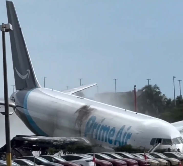 Tragedia en Miami: avión de carga de Amazon se sale de pista, se incendia y deja cinco muertos