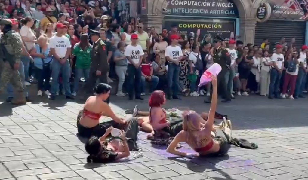 Estudiantes irrumpen en desfile de Cuernavaca para exigir justicia por Claudia Tacoronte