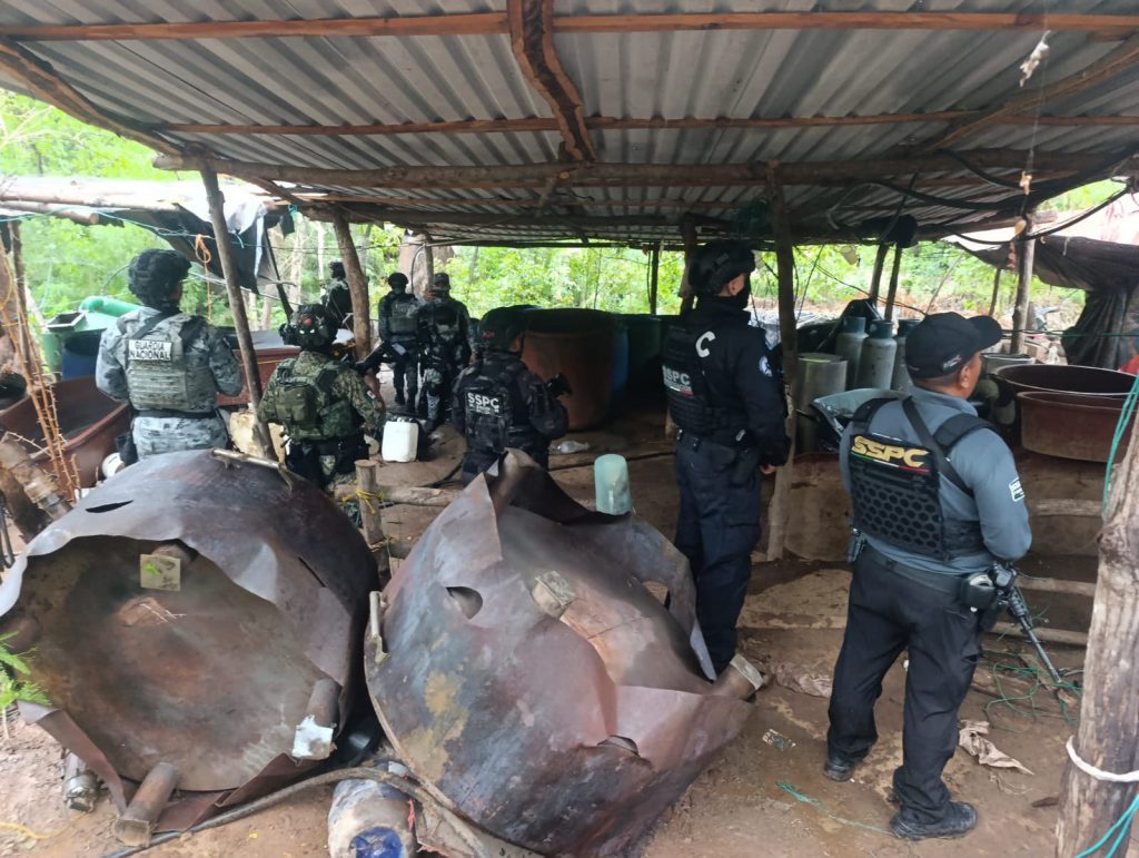Desmantelan tres laboratorios de metanfetamina en Guerrero; decomisan toneladas de químicos