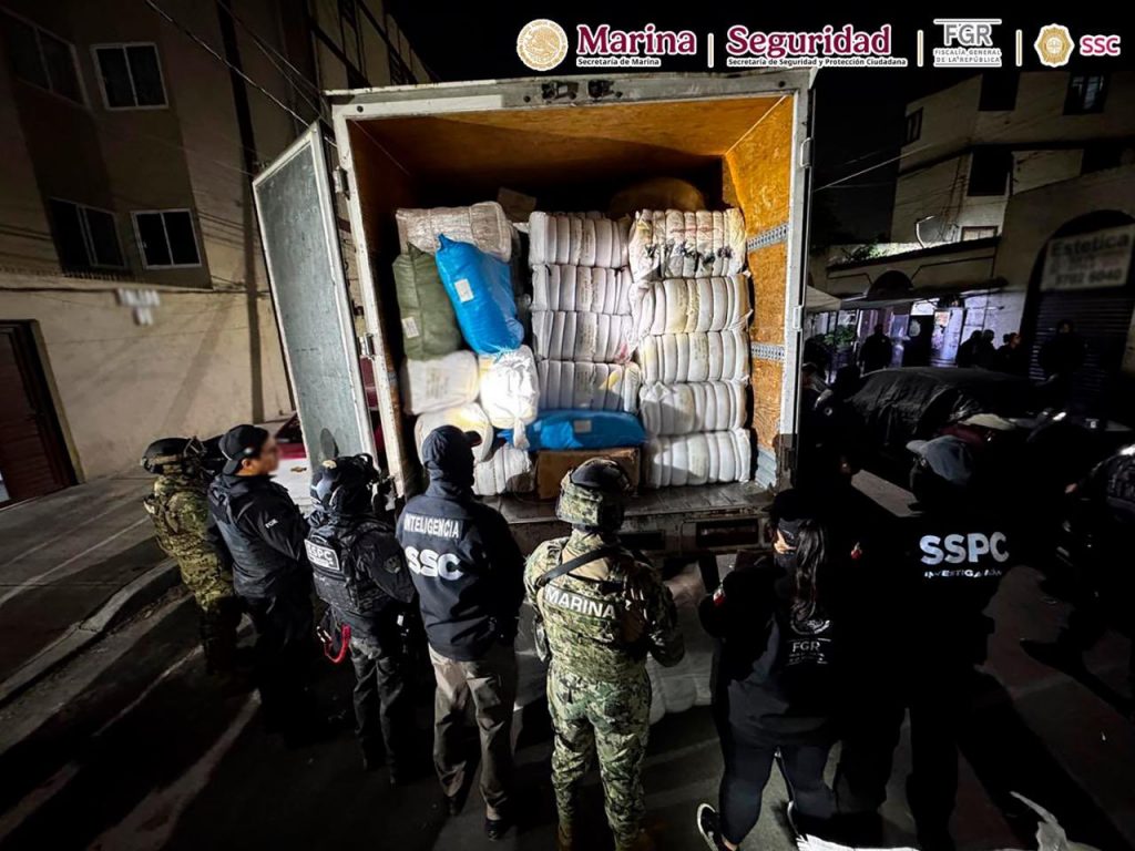 Aseguran 13 toneladas de tabaco ilegal y 650 mil cajetillas durante cateos en CDMX