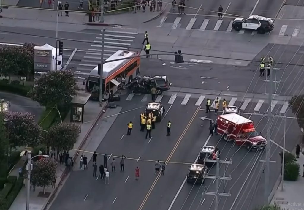 Helicóptero de televisión se desploma en Los Ángeles mientras cubría otro accidente; hay tres muertos