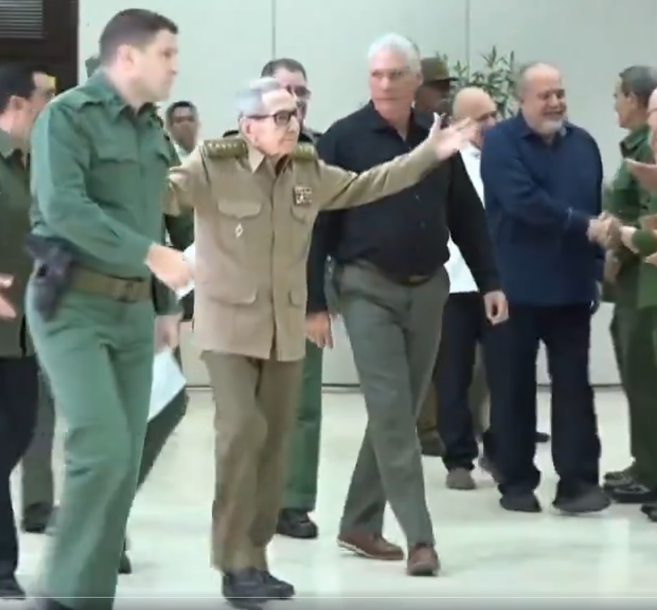 Raúl Castro reaparece, a sus 95 años, en un acto militar transmitido por la televisión cubana