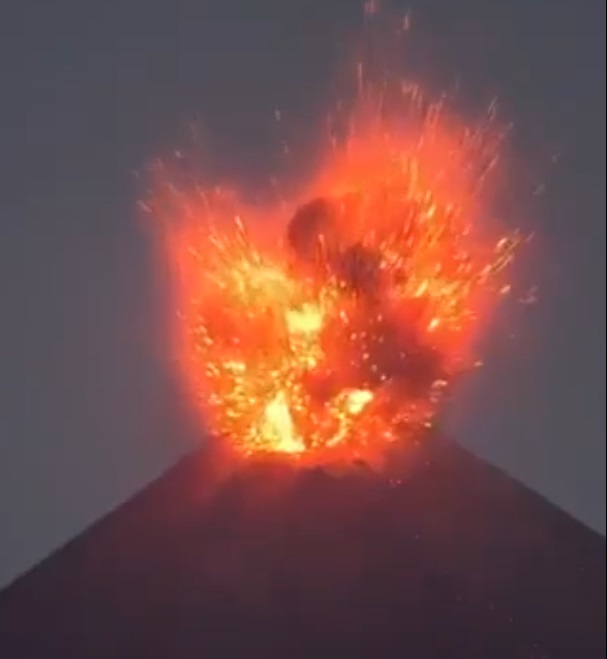 Erupción del Anak Krakatau paraliza a 170.000 viajeros en Indonesia