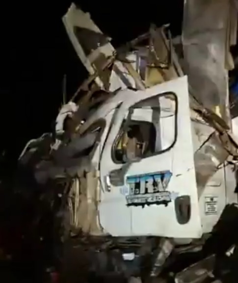 Autobús choca contra tráiler en Nayarit; deja cuatro muertos y 20 heridos