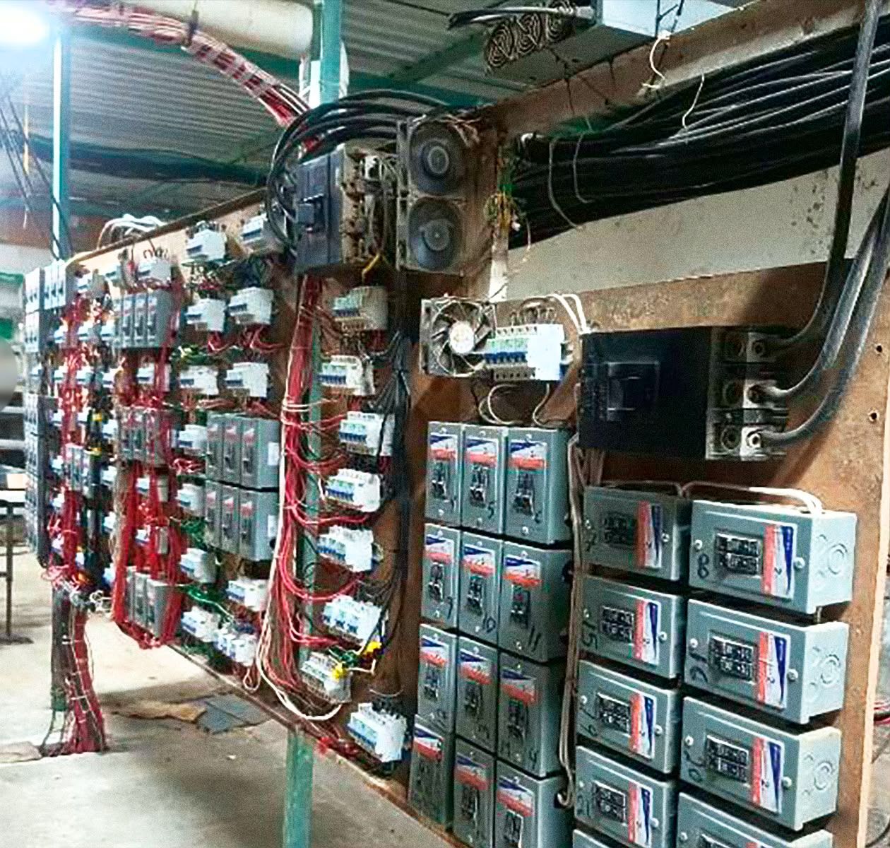 FGR, Marina y SSP aseguran inmueble presuntamente utilizado para minería de criptomonedas