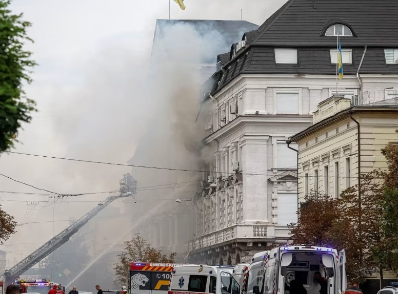 Dron ruso impacta sede de inteligencia de Ucrania en Kiev; reportan cinco heridos