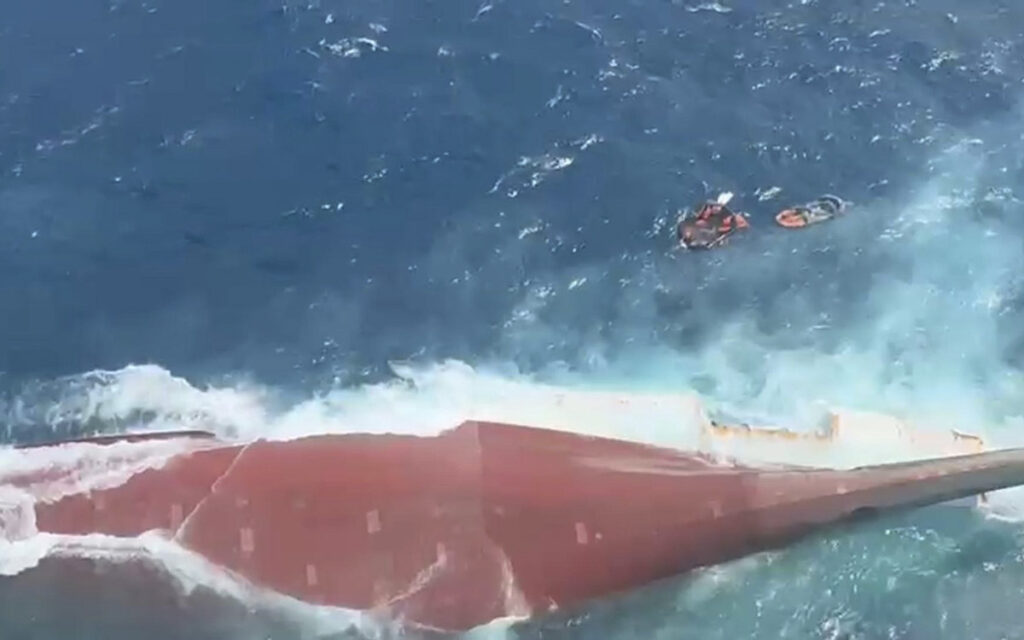 El naufragio de un ferry en el mar de Java deja seis muertos y 130 desaparecidos en Indonesia