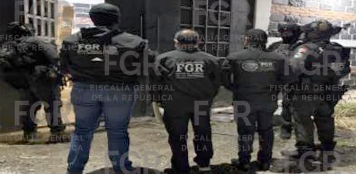 Asegura FGR cajas de medicamento, envases y material bélico en dos inmuebles en Chalco