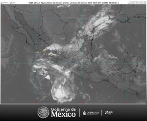 Vance permanece como tormenta tropical, a 470 km al suroeste de Manzanillo, Colima