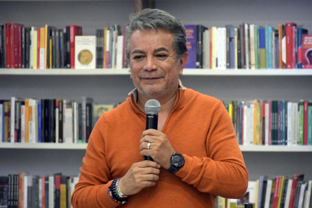 El humor, una vía para lidiar con el caos: Freddy Ortega