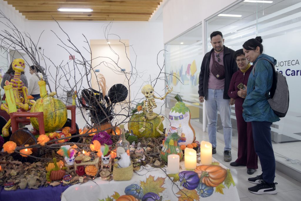 Universidad para Adultos BUAP celebra la tradición del Día de Muertos