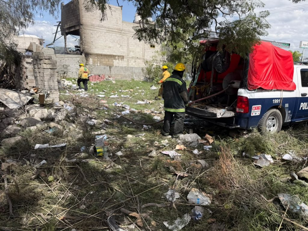 Explosión en presunto taller de pirotecnia sacude San Miguel Zacaola; hay dos lesionados y daños en tres viviendas