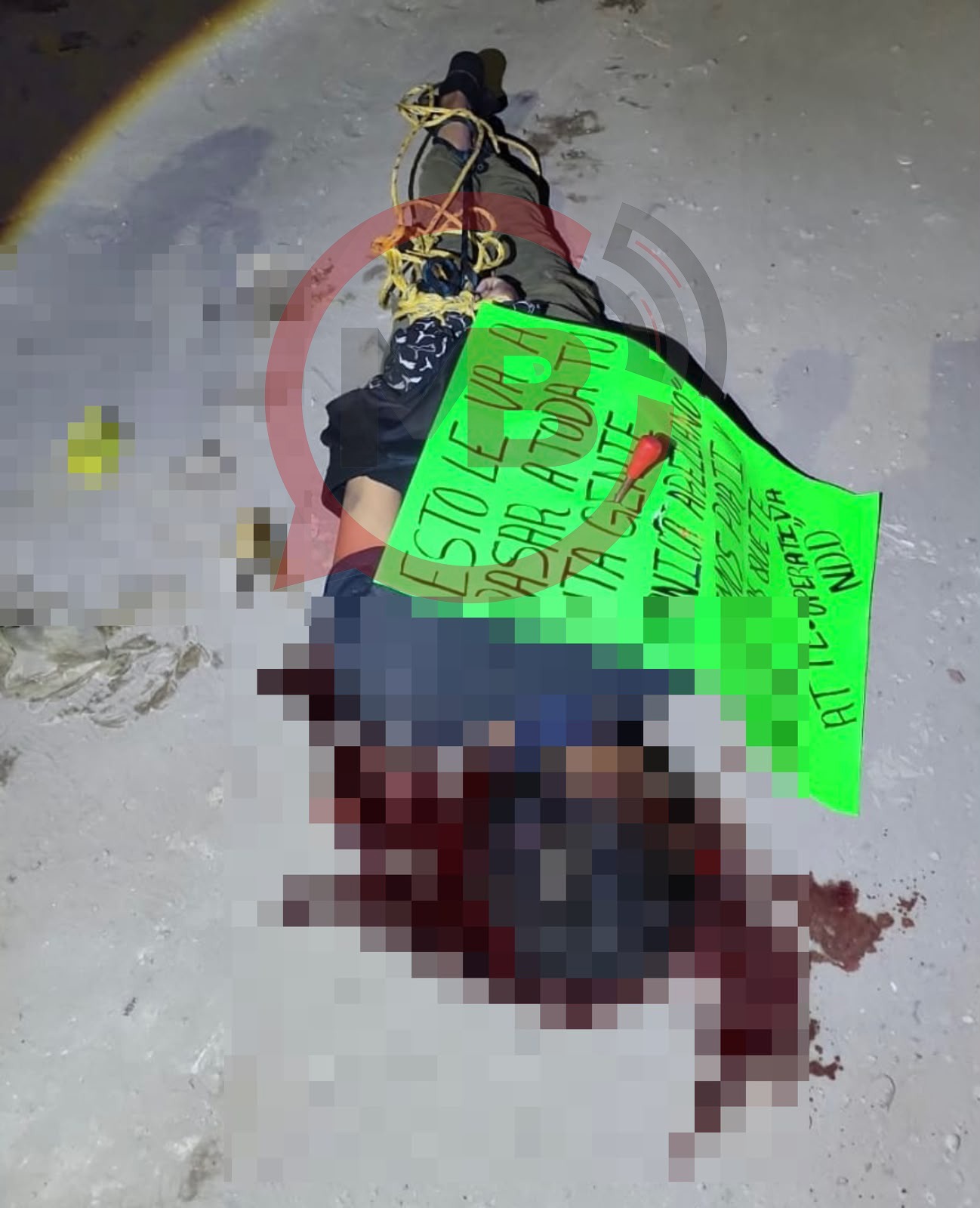 Hallan a hombre ejecutado con mensaje de amenaza clavado en la espalda en La Resurrección, Puebla