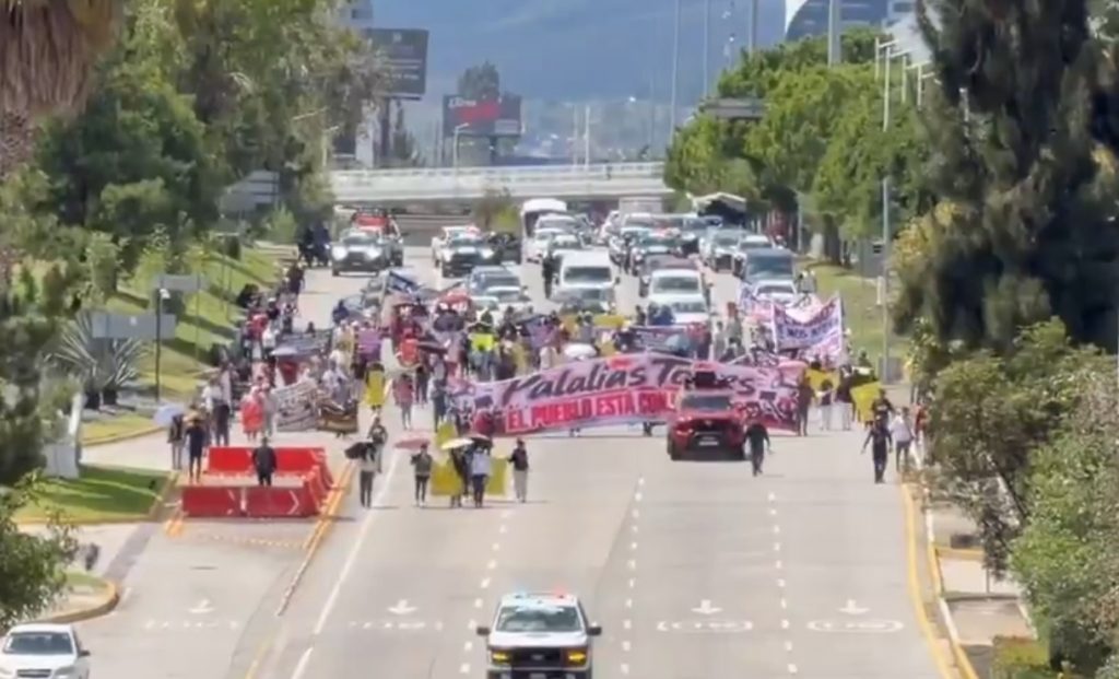 Trabajadores y pasajeros de Palalia's Tours cierran la Vía Atlixcáyotl para exigir que se reactive su servicio de Puebla a Atlixco