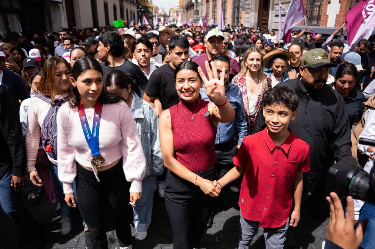 Más de 40 mil personas abarrotaron y arroparon en el zócalo, a la campeona para Puebla!!!
