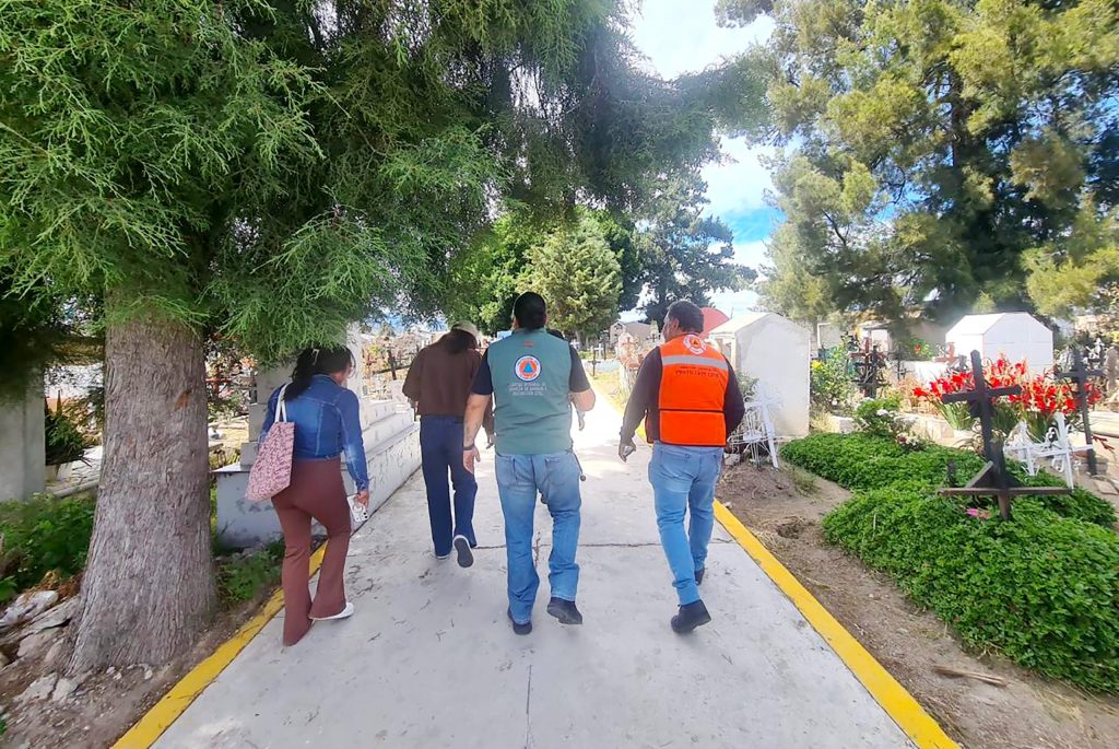 Gobierno de Texmelucan prepara panteones para recibir a visitantes durante las celebraciones de día de muertos