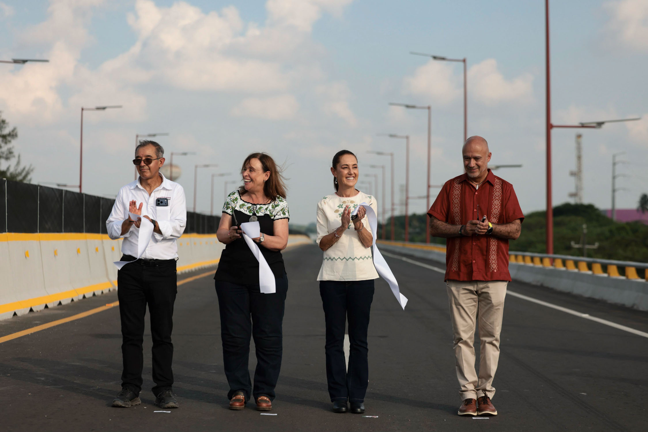 Presidenta Claudia Sheinbaum inaugura Puente Acceso al Puerto de Veracruz; es uno de los 400 puentes que se construirán en el sexenio